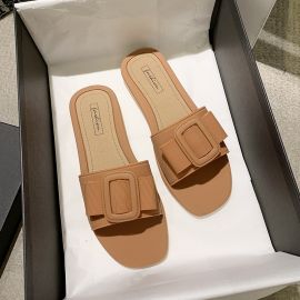 صندل ذات قاع مسطح وإبزيم مربع