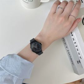 ساعة يد نسائية مزودة بحزام سيليكون ناعم بتصميم دائري بعقارب دقيقة