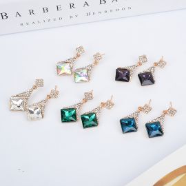 أقراط ملونة مرصعة بالألماس مصنوعة من سبائك الزنك