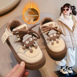 حذاء رياضي  يتميز بنعل متعرج وسميك وجزء علوي متين بخامة شبكية ومقاومة للماء، مع رباط أمامي وإغلاق بشريط لاصق 