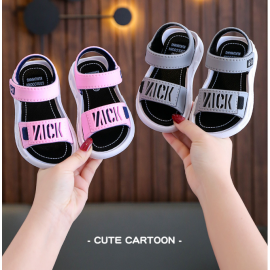 صندل بناتي يتميز بأشرطة عريضة ومريحة ومُزينة بنقوش حروف بارزة،نعل خفيف ومرن قابل للطي مضادًا للانزلاق