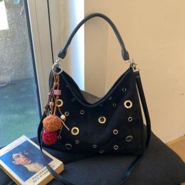 شنطة يد نسائية مرصعة بالمسامير الدائريه