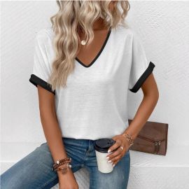 تيشيرت نسائي قصير الأكمام بياقة على شكل حرف V 