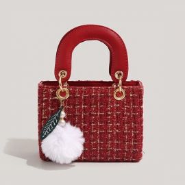 حقيبة نسائية مربعه الحجم مع قلاده