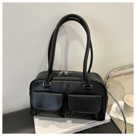 شنطة نسائي مزينه بجيوب خارجيه