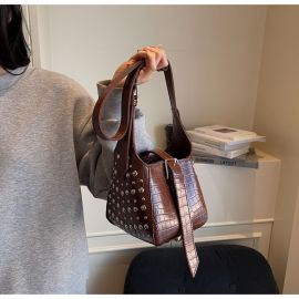 حقيبة نسائية مع حزام على شكل مشبك مرصعة بمسامير فضية