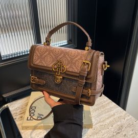 شنطة يد نسائي راقية مزينه بااحزمه جانبيه