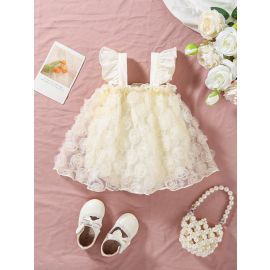 فستان منقوش بالورود مع حواف مكشكشة للمواليد 