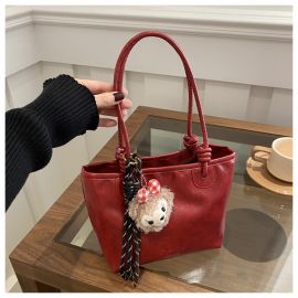 شنطة نسائي مزينه بقلاده