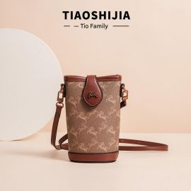 حقيبة نسائية بشكل اسطواني