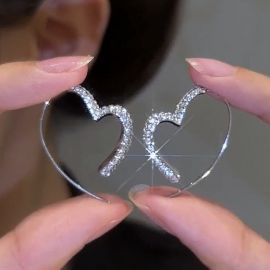 أقراط على شكل قلب مرصعة بالألماس