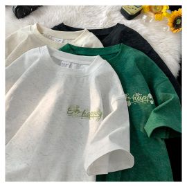 تيشيرت صيفي رجالي بأكمام قصيرة، تصميم مزين بتطريز "So Happy" على الصدر، بقماش مميز بنقشة رخامية