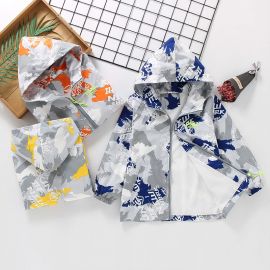 جاكت للأولاد ، بتصميم عصري مزخرف بنقشة مموهة، مصنوع من قماش مريح ومقاوم للرياح