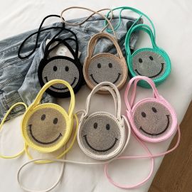 حقيبة قش مناسبة مزينة بوجه مبتسم