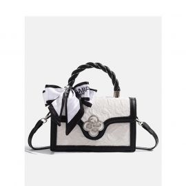 شنطة نسائي مربعه الحجم مزينه بورده