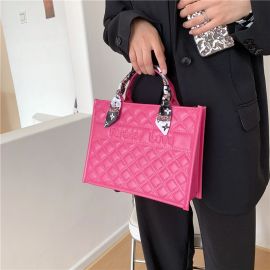 حقيبة يد نسائية مربعه الحجم بتصميم عصري