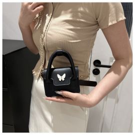 حقيبة نسائية مزينه بفراشة