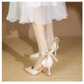 كعب نسائي مزين بلؤلؤ