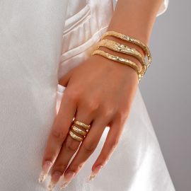 طقم اكسسوار ذهبي للنساء