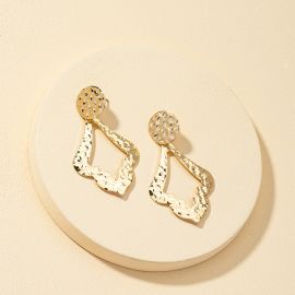 اقراط نسائية عصرية