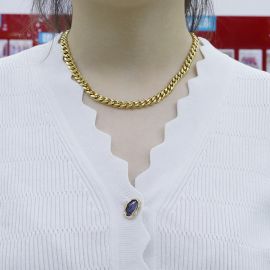 قلادة نسائية بتصميم سلسلة ذهبية تميز بحلقات سميكة ومتشابكة