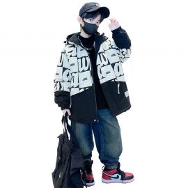 جاكت ولادي يتميز بتصميمة المكون من مربعات بيضاء وسوداء مع حروف كبيرة مطبوعة، ويأتي برباط عند الحافة السفلية لضبط المقاس