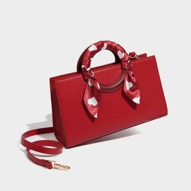 حقيبة كتف بلمسة ناعمة تمنحك مزيجًا من الأناقة والجاذبية في كل إطلالة للسيدات