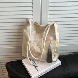 شنطة كتف مزينه بزخرفات وقلاده