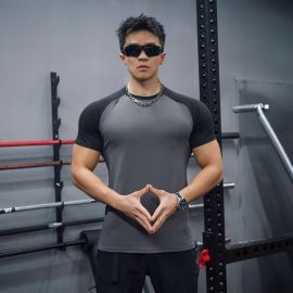 تي شيرت رياضي ضيق بأكمام قصيرة للرجال بلون سادة