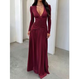 فستان نسائي طويل بفتحة صدر