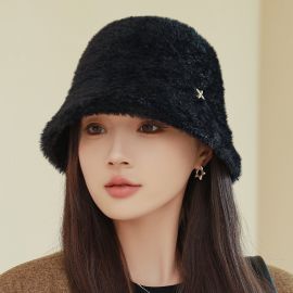 قبعة بتصميم دلو نسائية دافئة من الفرو الصناعي، بتصميم مزينة بقطعة معدنية على شكل فراشة