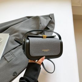 شنطة يد نسائية مربعه الشكل