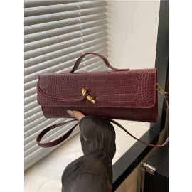 حقيبة نسائية مستطيل الشكل وتصميم قفل مائل