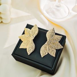 اقراط نسائي بانماط متعدده