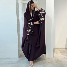 عباية نسائية مزينة بنقوشات