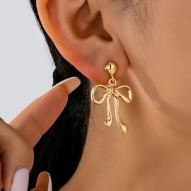 اقراط نسائيه ذهبيه على شكل فيونكا