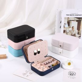 صندوق مجوهرات فاخر بتصميم أنيق لحفظ الخواتم والأساور والقلائد بأمان ولمسة راقية