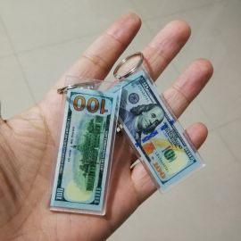 ميدالية على شكل دولار