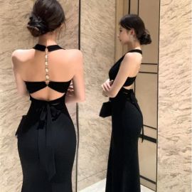 فستان مزين بأشرطة سلسلة، وتنورة ذيل السمكة، وظهر مكشوف، وقصة ضيقة، وطول متوسط