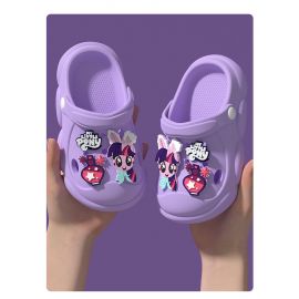 صندل بناتي يتميز بتصميم خفيف ومسامي، مع شخصيات كرتونية بارزة بحزام كاحل خلفي