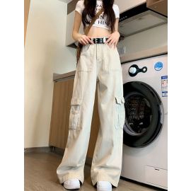 بنطال نسائي بخصر مرتفع وقصة واسعة، يتميز بجيوب جانبية كبيرة وعملية