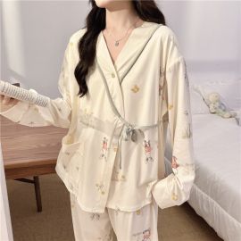 بيجامة قطنية من قطعتين للحوامل والام المرضع ، بتصميم لف مزين برباط جانبي لسهولة التعديل، مع فتحة رضاعة مخفية