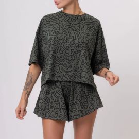 طقم ملابس منزلية صيفي أنيق مطبوع بأكمام قصيرة وبنطلون شورت للنساء