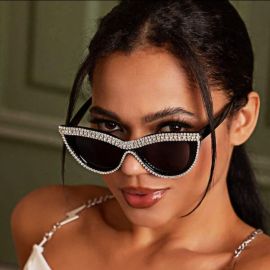 نظارات شمسية عصرية خفيفة الوزن مطرزة الحواف للنساء
