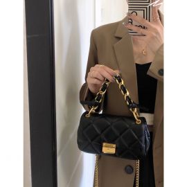 شنطه يد نسائية بتصميم قفل مربع 