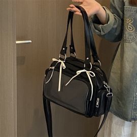 شنطة نسائي مزينه بفيونكات صغيره الحجم