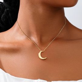 قلادة نسائية بتصميم بسيط، بسلسلة رفيعة باللون الذهبي وتعليقة على شكل هلال مصقول ولامع