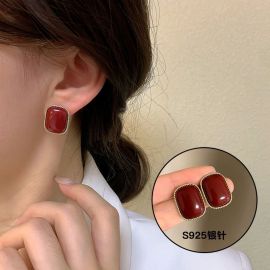 أقراط من السبائك المعدنية مربعة الشكل مرصعة باللون الأحمر