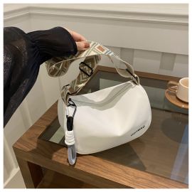 حقيبة نسائي بحزام منقوش