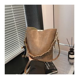 شنطة نسائي مع قلاده